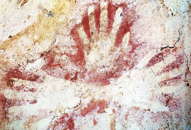 Mains dessinées rituellement par nos ancêtres dans une grotte ornée Mains dessinées rituellement par nos ancêtres dans une grotte ornée