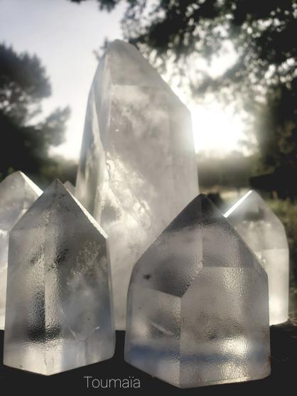 Cristal de roche au levé du soleil lors d'un stage de chamanisme dans les Landes Cristal de roche au levé du soleil lors d'un stage de chamanisme dans les Landes