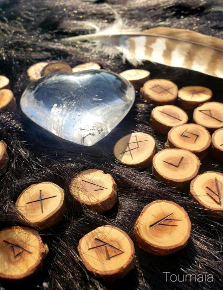Consultations Oracles : runes celtes, énergie du cristal de roche et Esprit de la chouette Consultations Oracles : runes celtes, énergie du cristal de roche et Esprit de la chouette