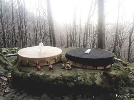 Rituels de naissance des Tambours sur un haut lieu Sacré Rituels de naissance des Tambours sur un haut lieu Sacré