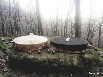 Rituels de naissance des Tambours sur un haut lieu Sacré Rituels de naissance des Tambours sur un haut lieu Sacré