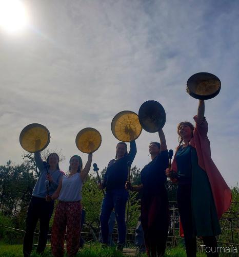 Stage de fabrication de tambours en groupe : la tribu et leurs nouveaux-nés