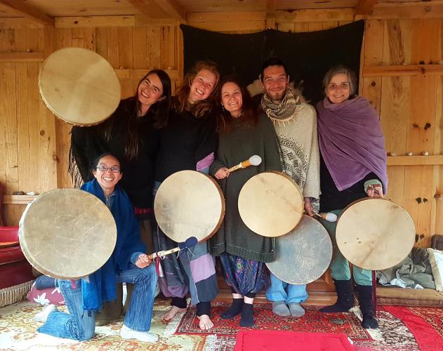 Joyeuse tribu dans l'oratoire avec leurs tambours sacrés