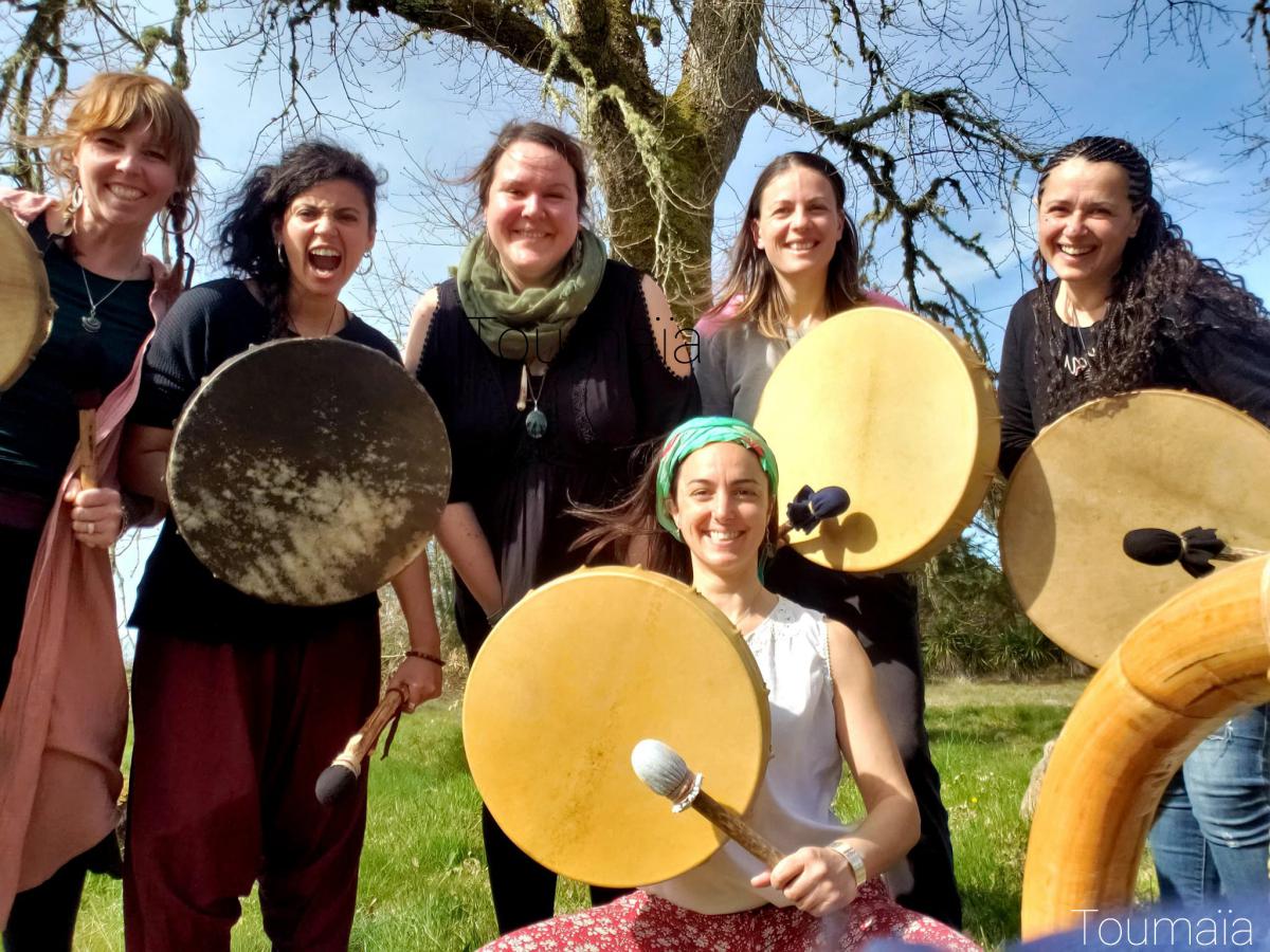 La belle tribu des tambours sacrés, lors d'un stage de fabrication de tambours chamaniques dans les Landes